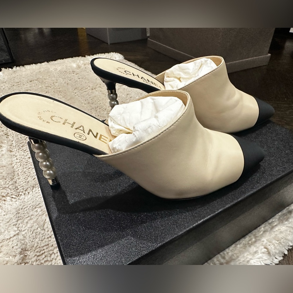 Chanel pearl heel mule beige/black size 37.5